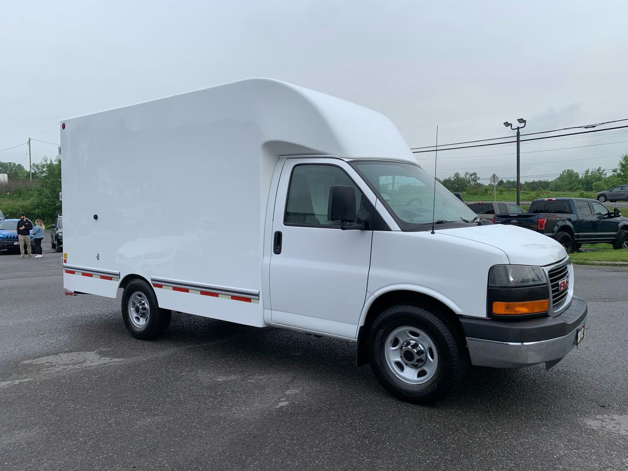 2014 Chevrolet Express 3500 12ft cube van Photo4