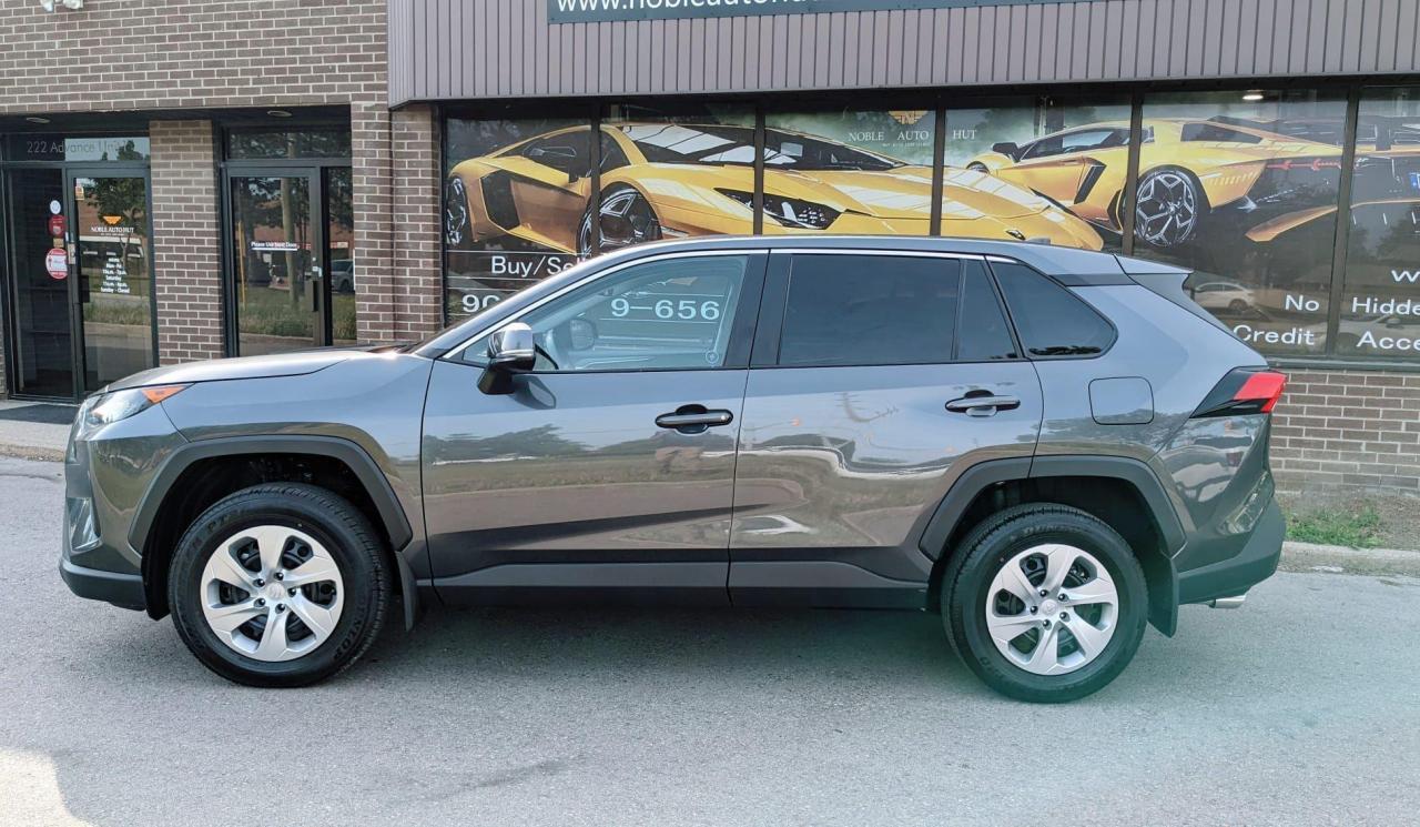 2022 Toyota RAV4 LE Photo4