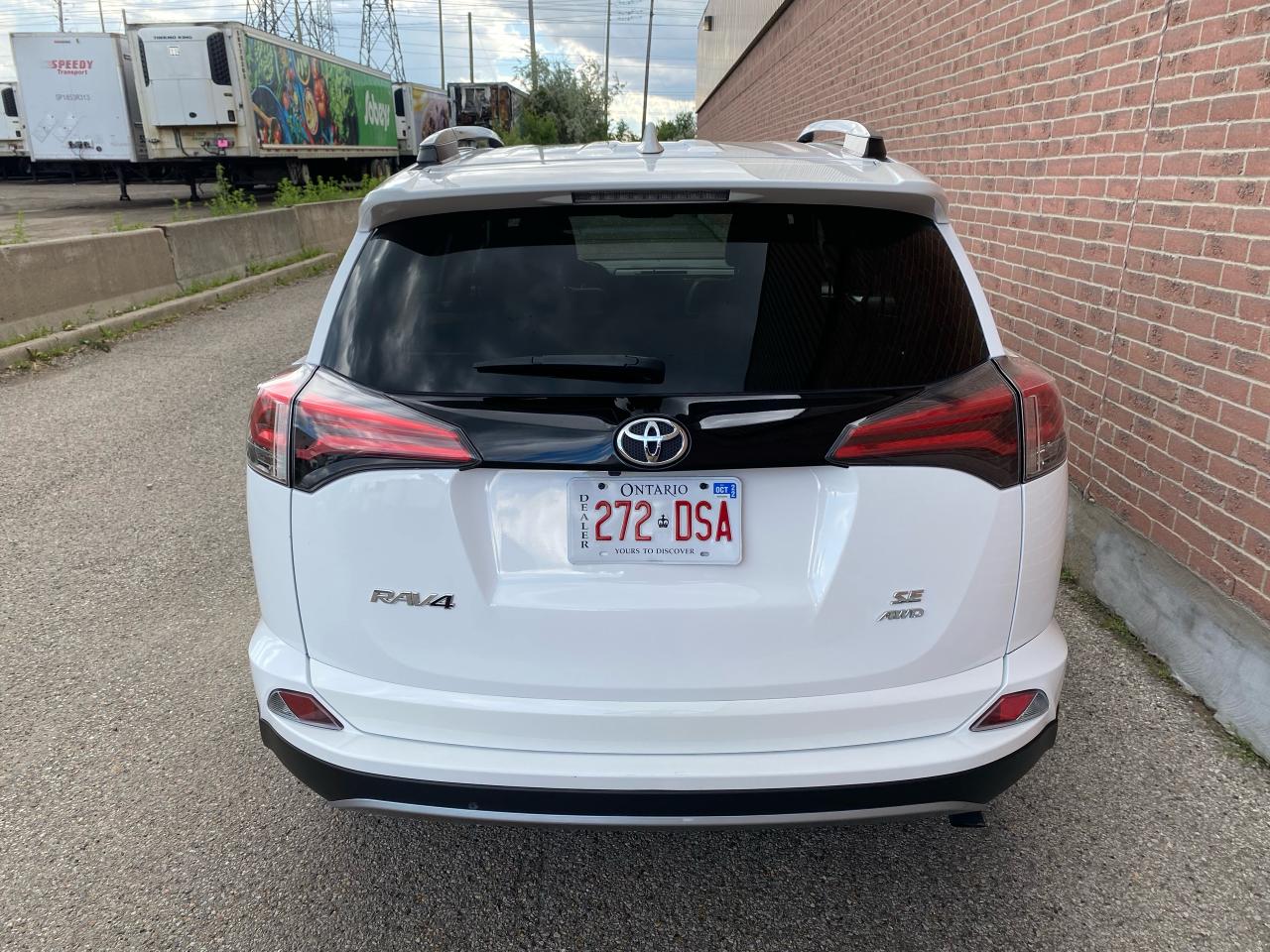 2018 Toyota RAV4 AWD SE Photo2