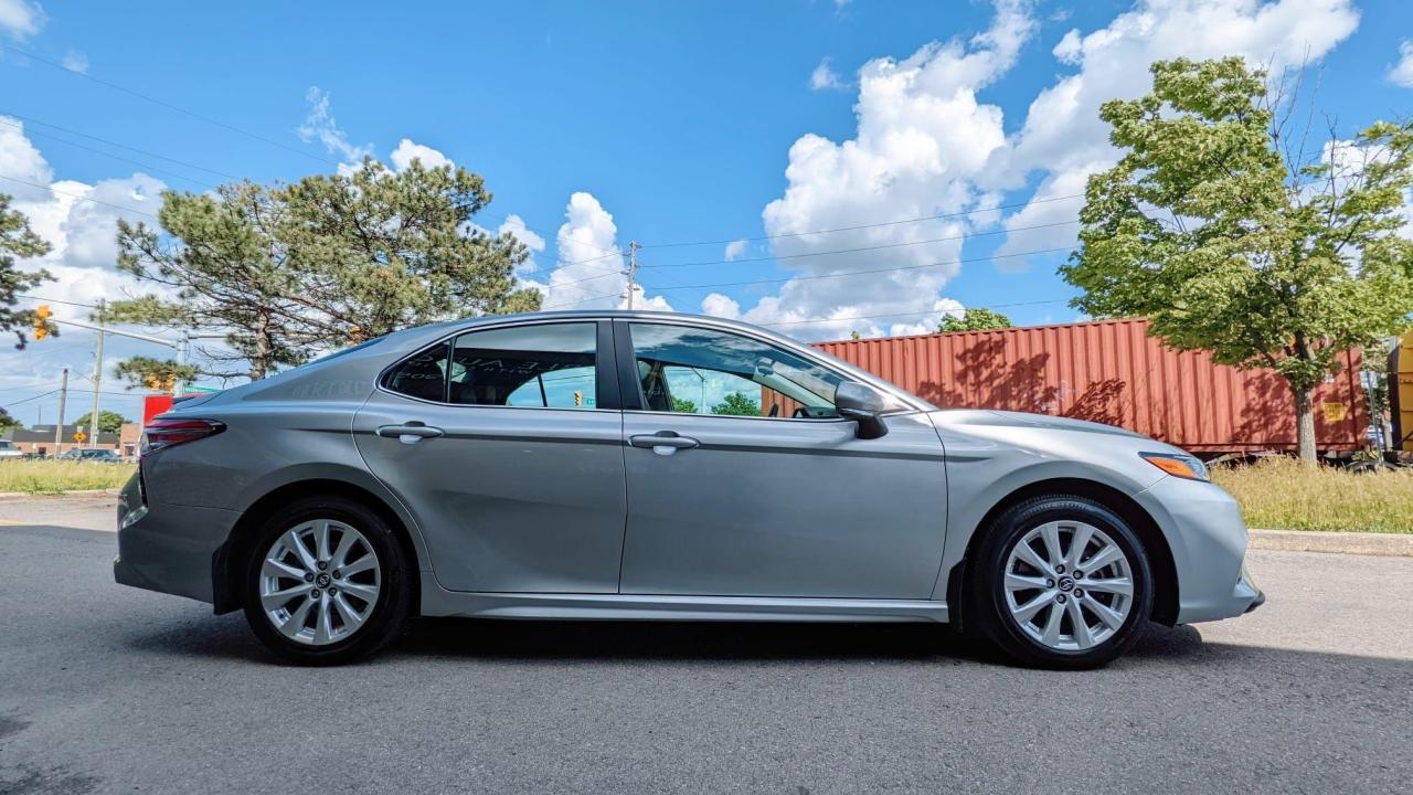 2019 Toyota Camry SE Auto Photo3