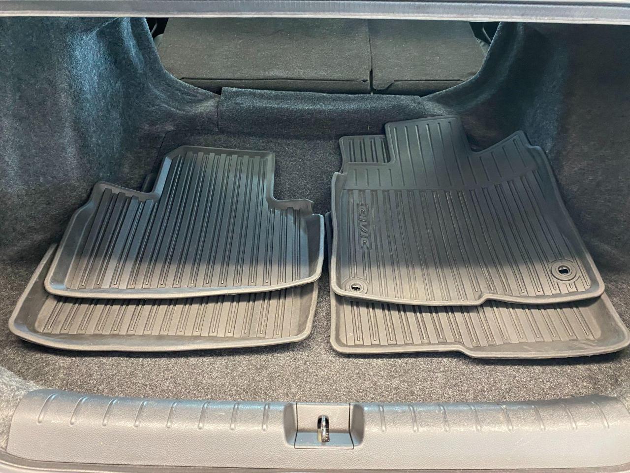 2018 Honda Civic Touring+Leather+Roof+WirelessCharging+CLEAN CARFAX Photo98