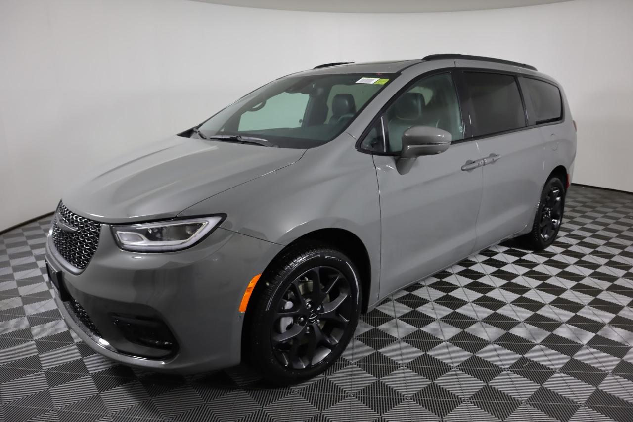 2022 Chrysler Pacifica Limited Photo2