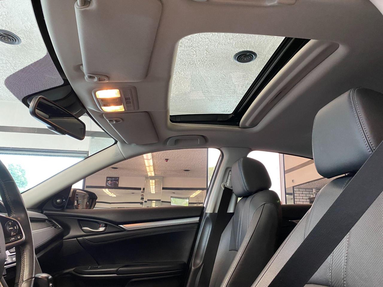 2018 Honda Civic Touring+Leather+Roof+WirelessCharging+CLEAN CARFAX Photo12