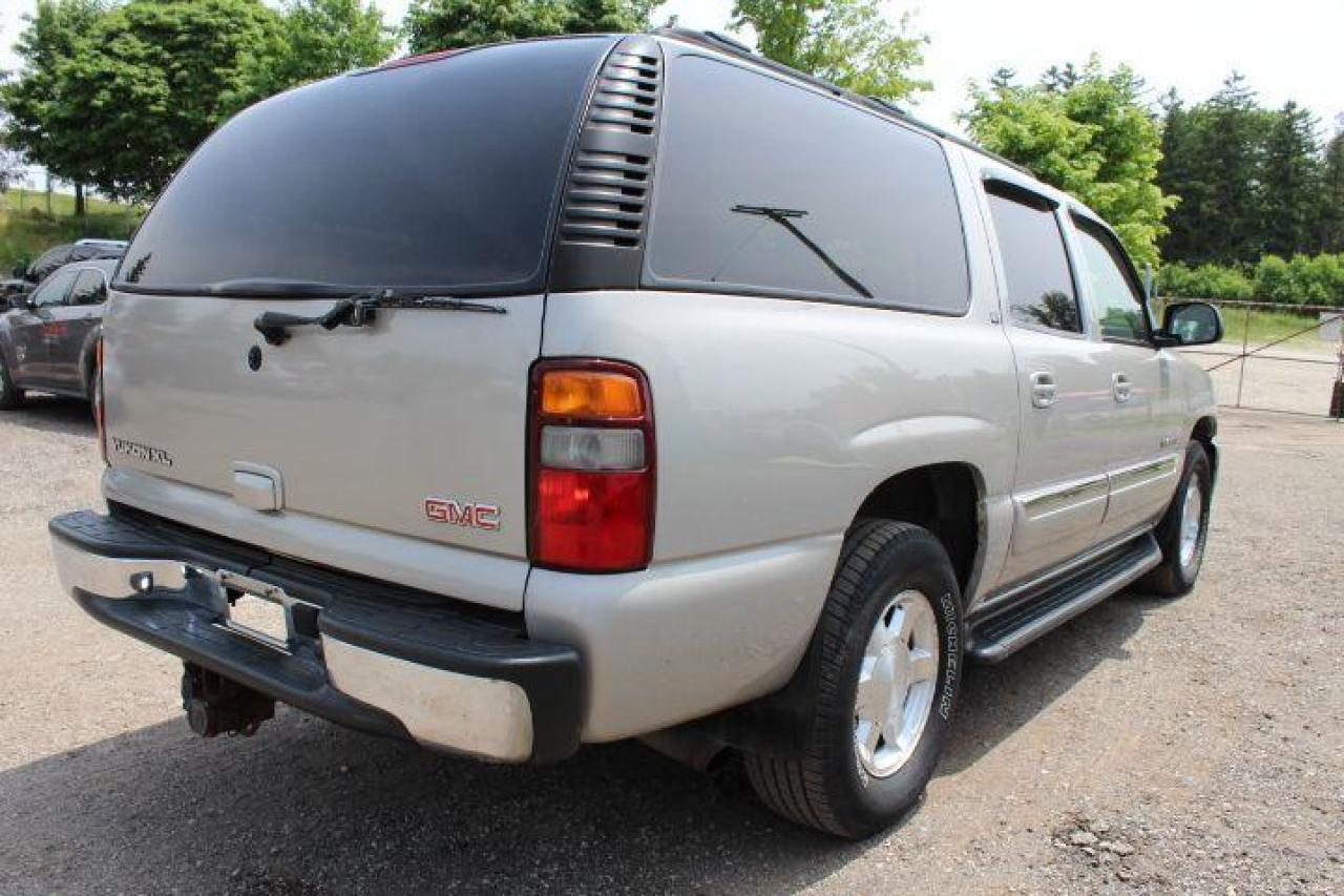 2005 GMC Yukon XL 4dr 1500 4WD Photo2