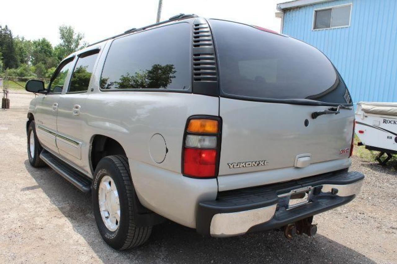 2005 GMC Yukon XL 4dr 1500 4WD Photo3