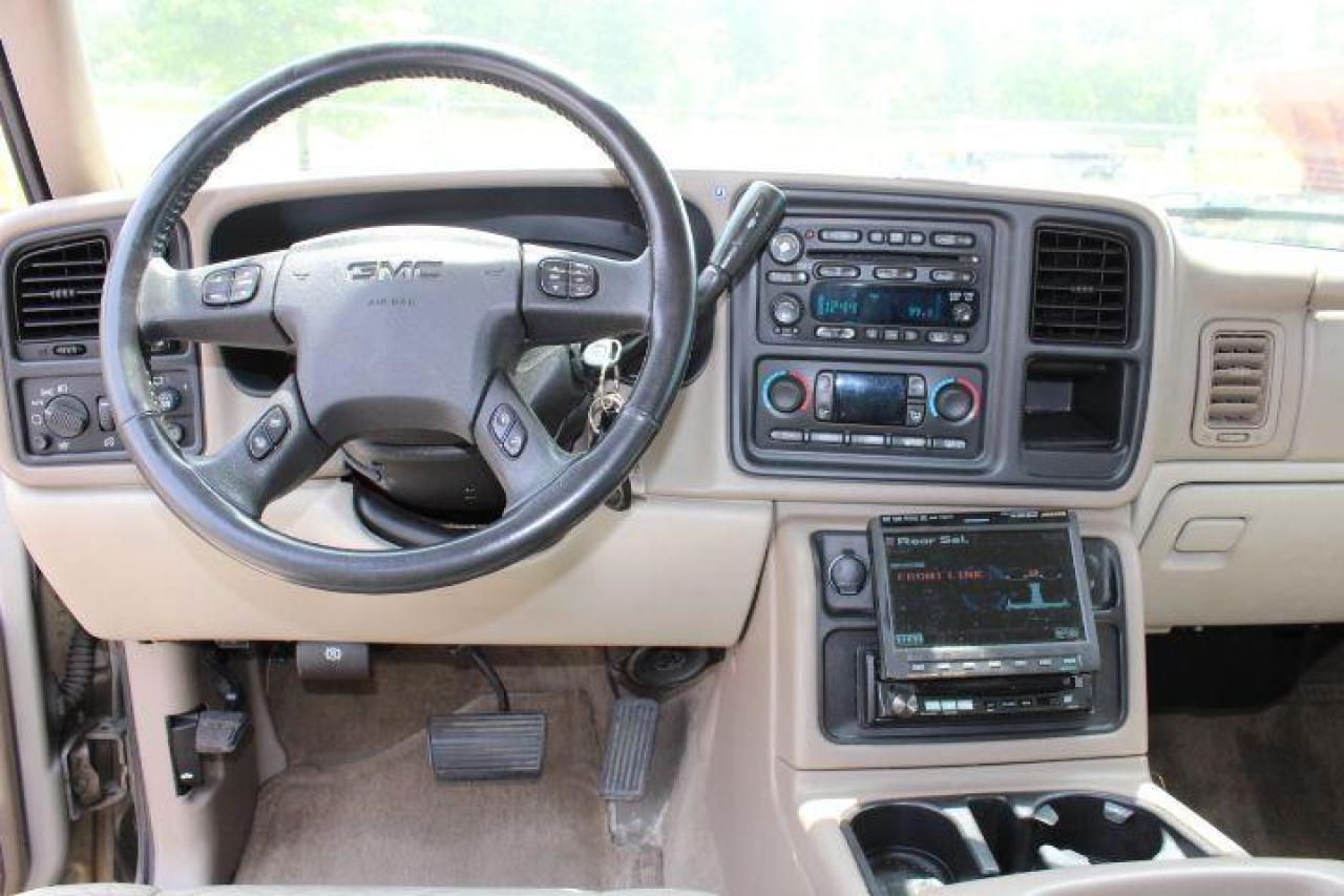 2005 GMC Yukon XL 4dr 1500 4WD Photo4