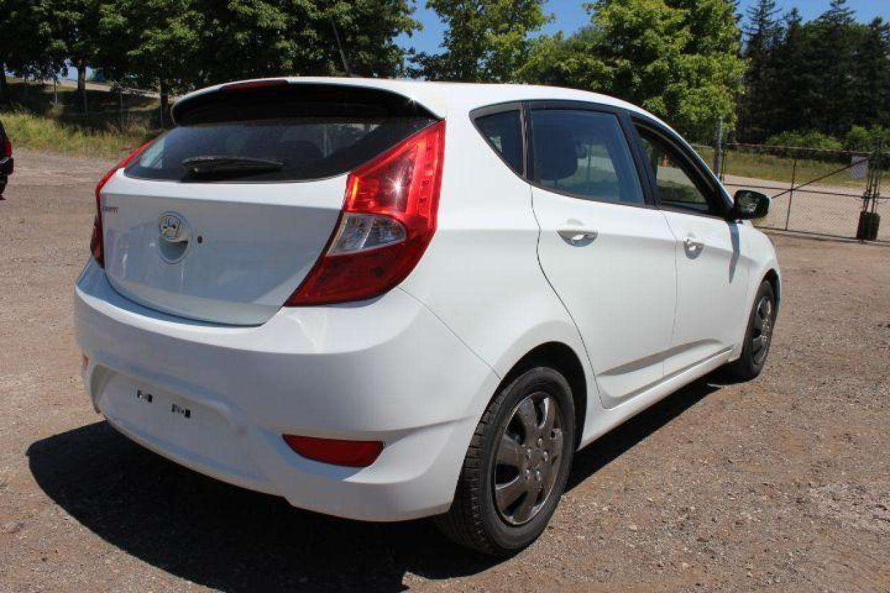 2013 Hyundai Accent  Photo2