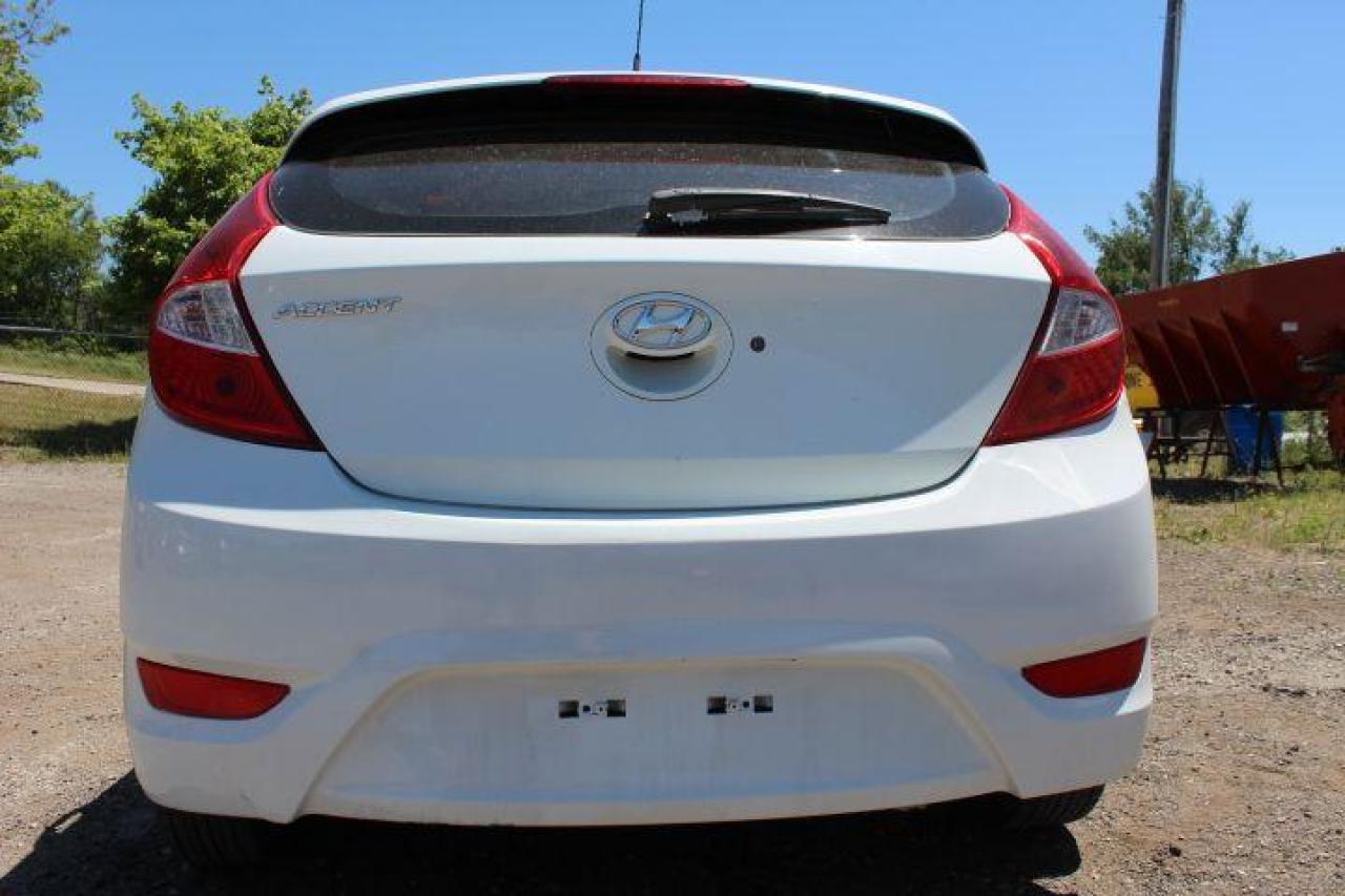 2013 Hyundai Accent  Photo3