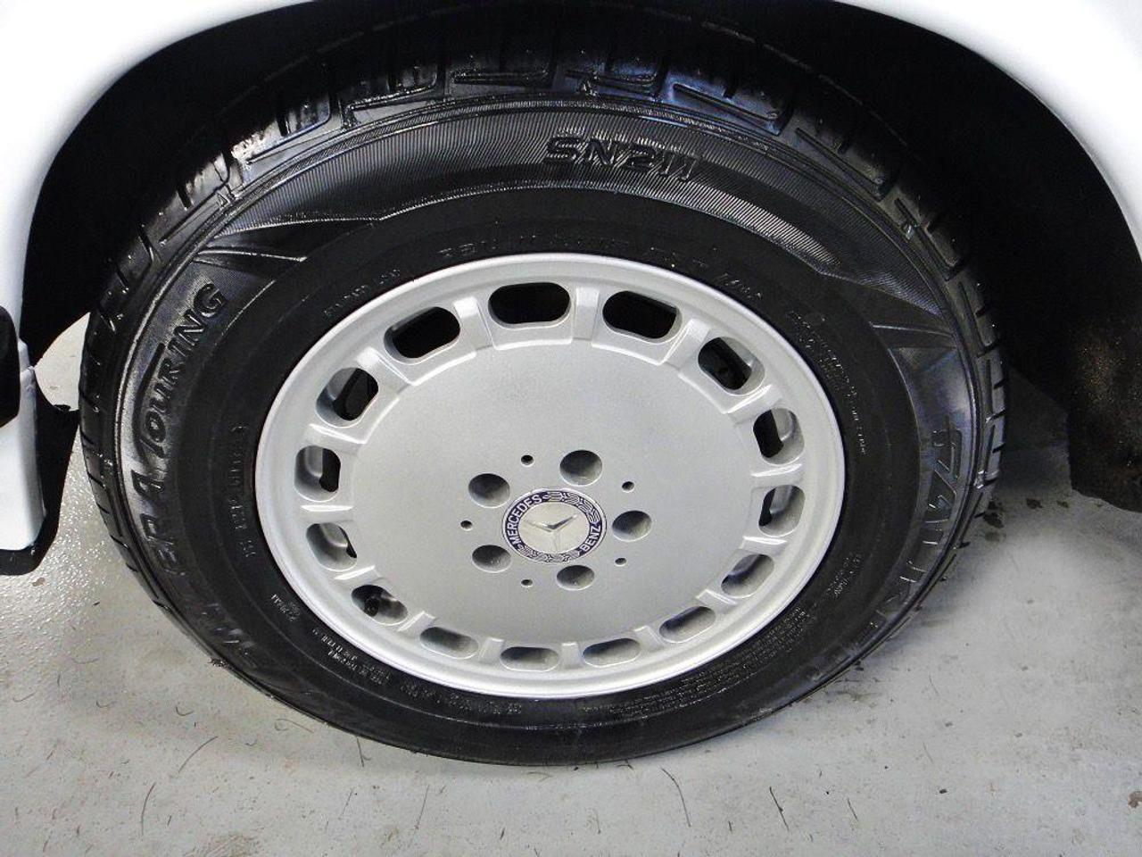 1988 Mercedes-Benz SL-Class SL 560. LOW KM, RUST FREE, MUST SEE Photo