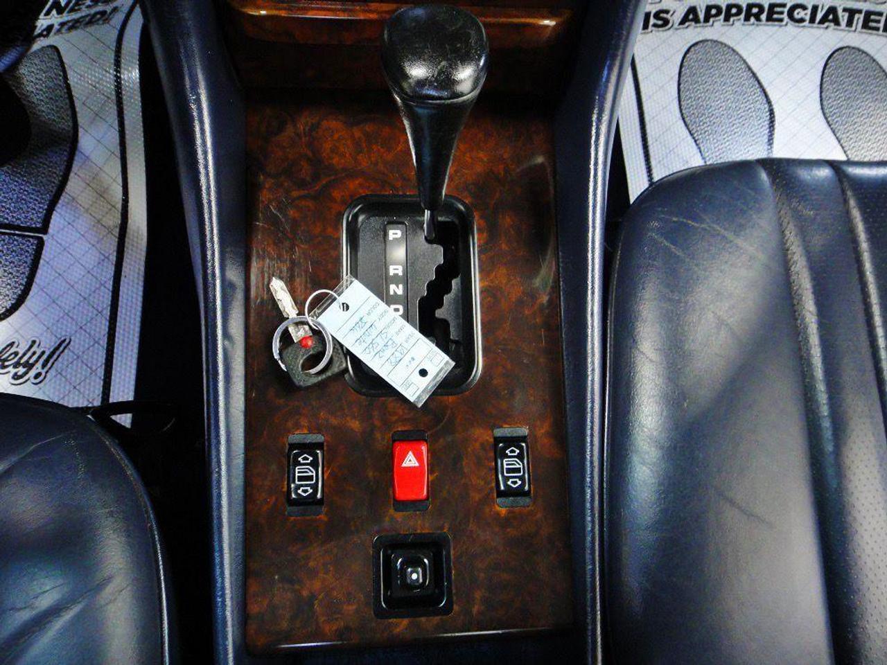 1988 Mercedes-Benz SL-Class SL 560. LOW KM, RUST FREE, MUST SEE Photo