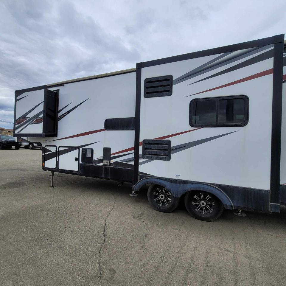 2022 Forest River XLF28DK5 TOY HAULER Photo5