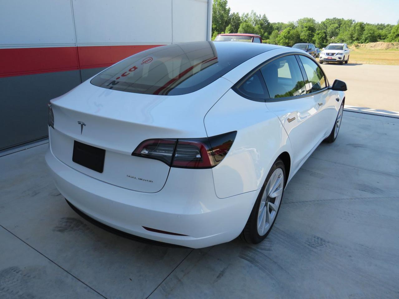 2022 Tesla Model 3 Long Range  |  Alloy Wheels |  Leather Seats |  Power Drivers/Passenger Seats |  Autopilot |  Awd | Power Hatch |  Auto Headlamps |  Backup/Side Cameras | Navigation | Glass Roof | Photo