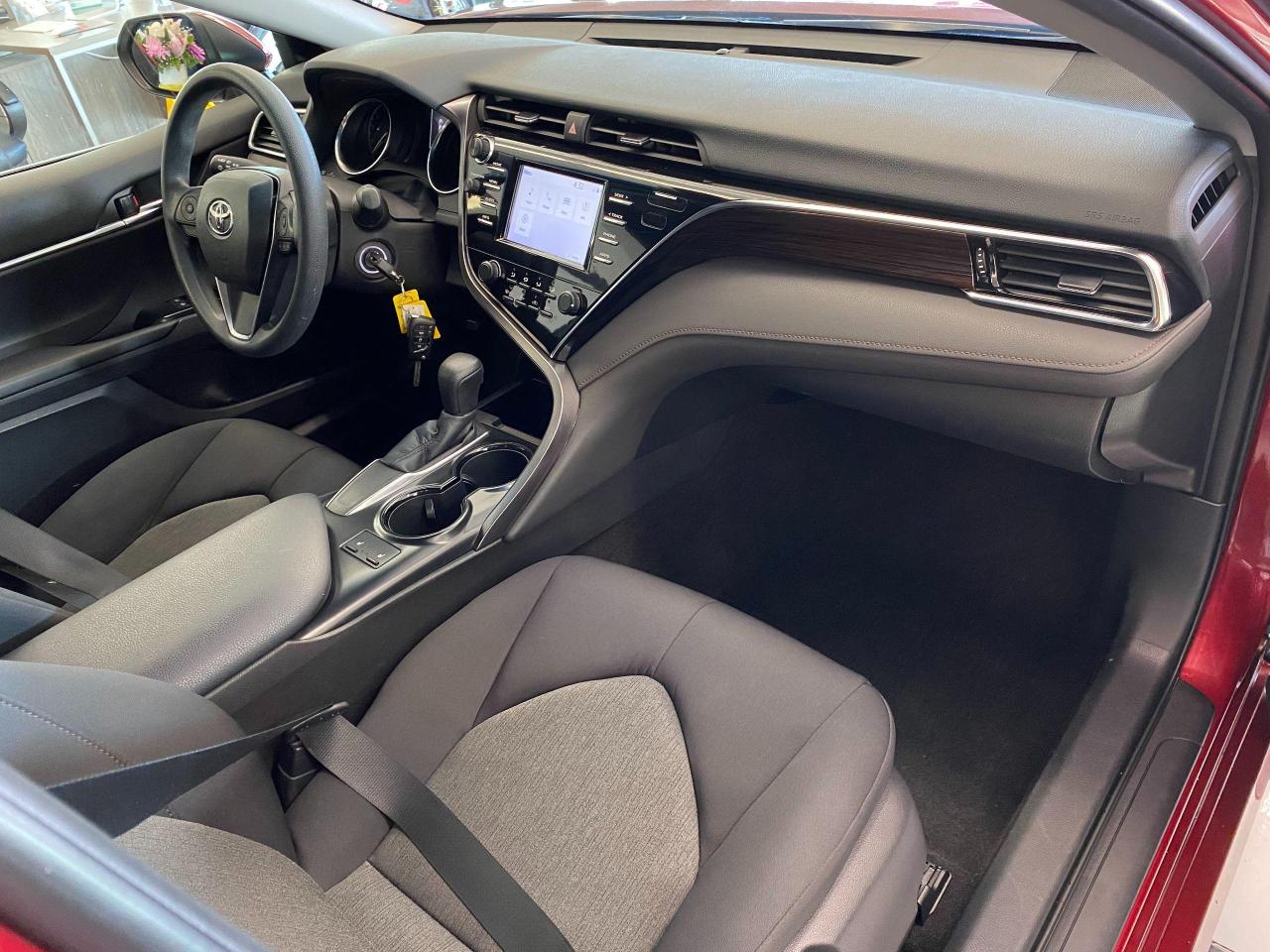 2018 Toyota Camry LE+Camera+Toyota Sense+AdaptiveCruise+CLEAN CARFAX Photo21