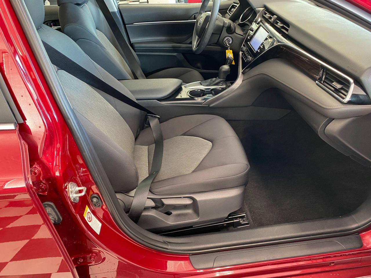 2018 Toyota Camry LE+Camera+Toyota Sense+AdaptiveCruise+CLEAN CARFAX - Photo #22