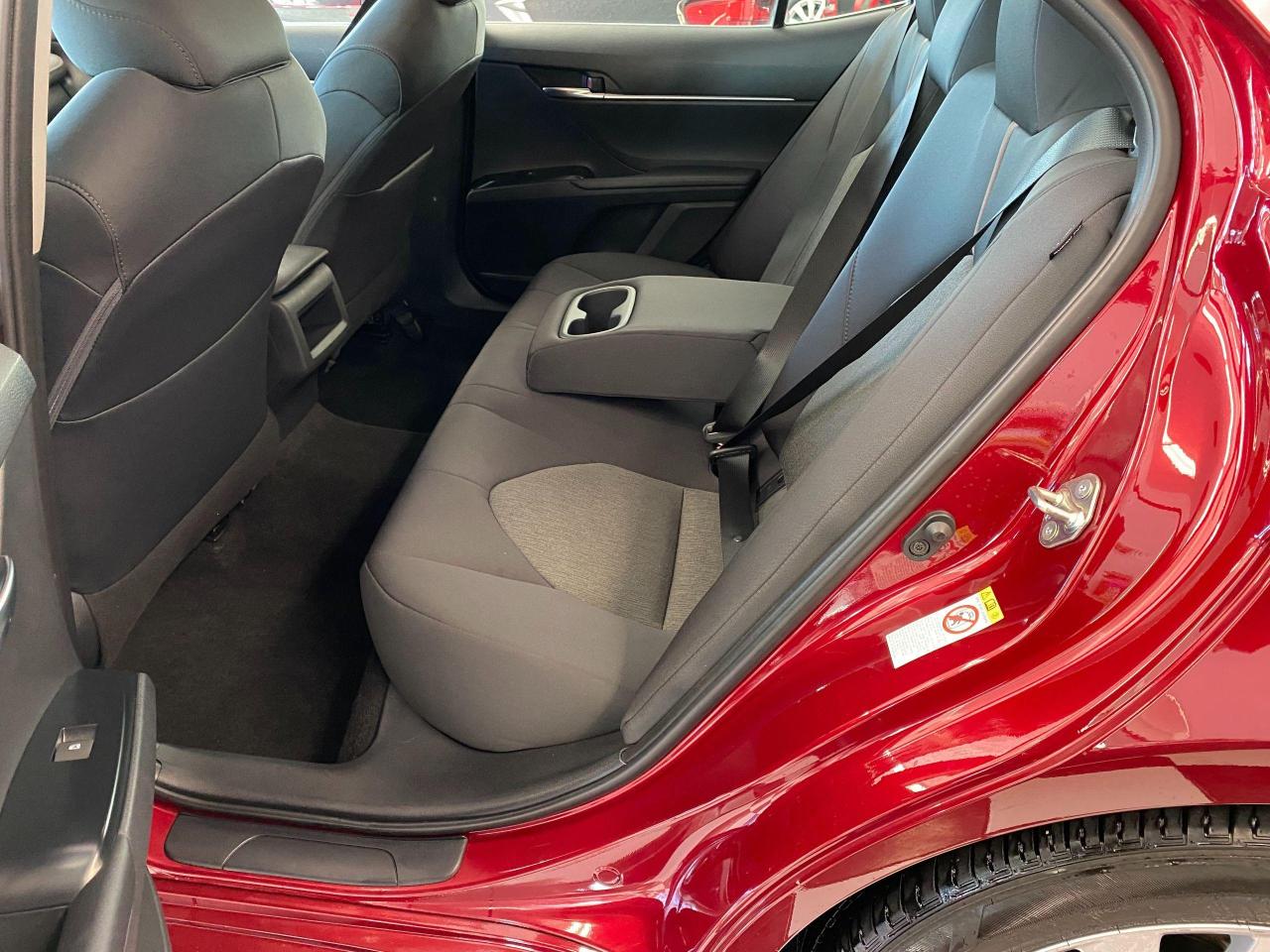 2018 Toyota Camry LE+Camera+Toyota Sense+AdaptiveCruise+CLEAN CARFAX Photo24