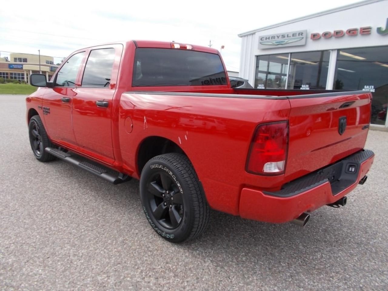 2022 RAM 1500 Classic TRADESMAN Photo4