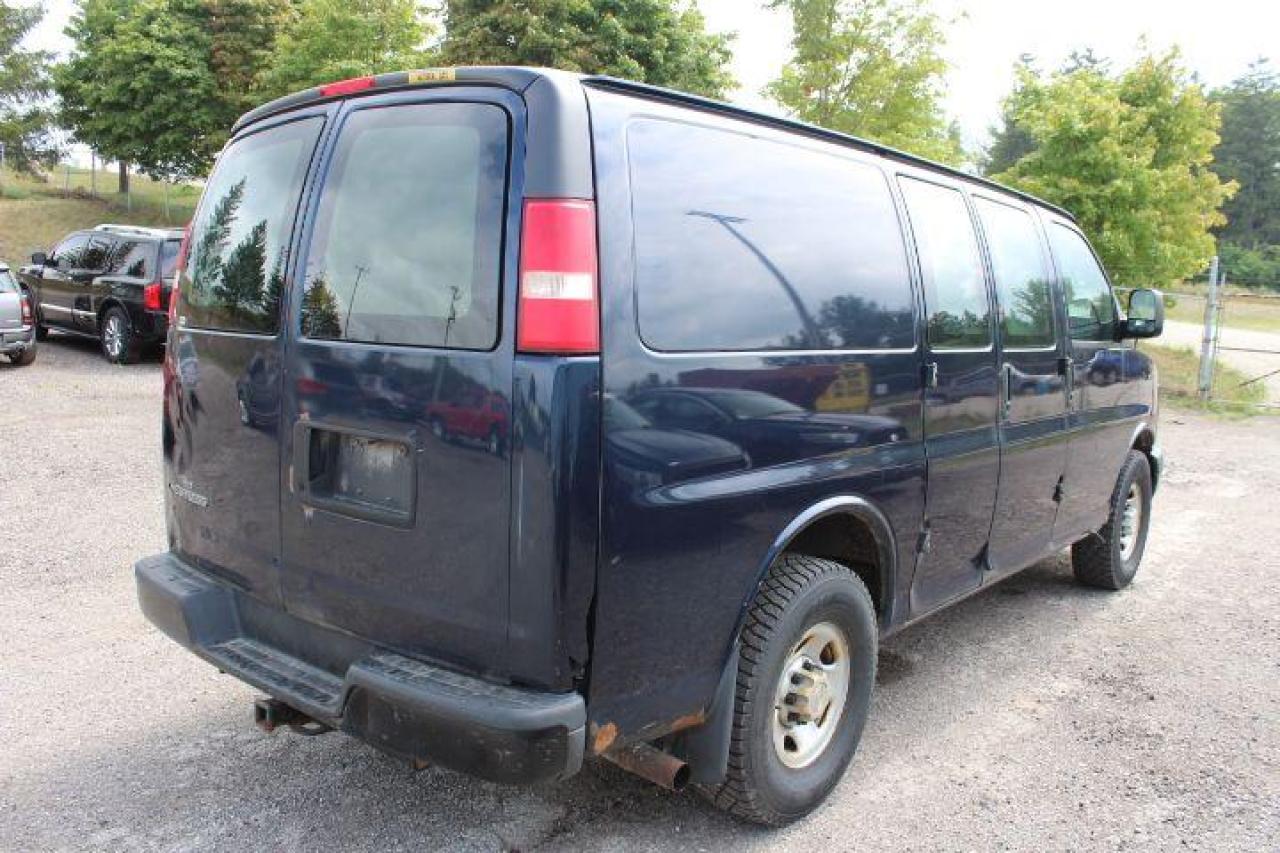2009 Chevrolet Express  Photo2