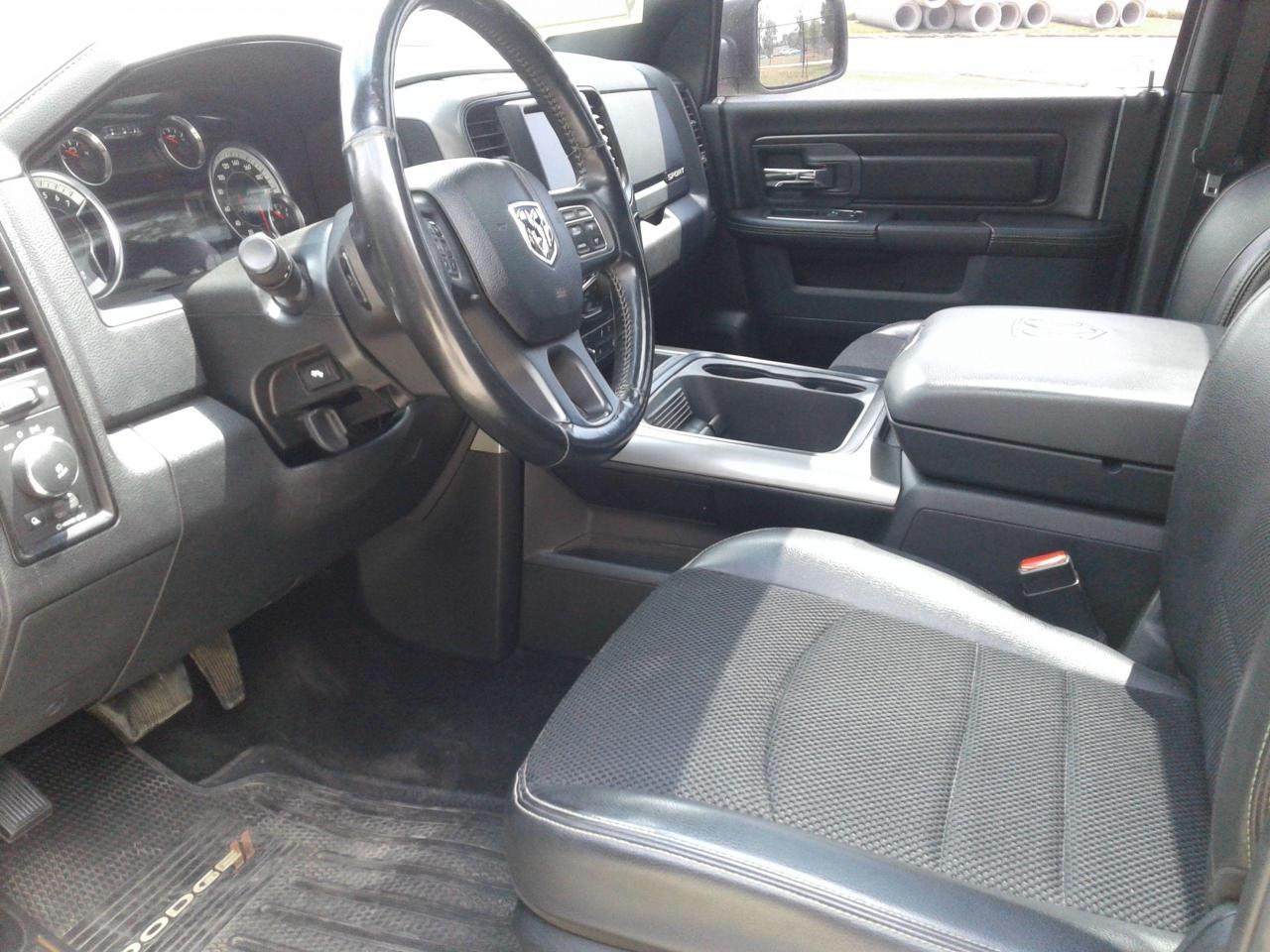 2017 RAM 1500 SPORT Photo3