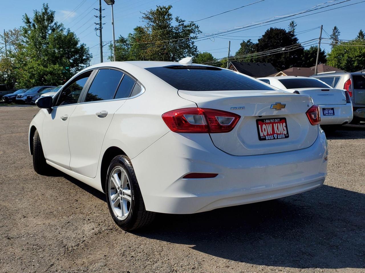 2017 Chevrolet Cruze 2LT Photo2
