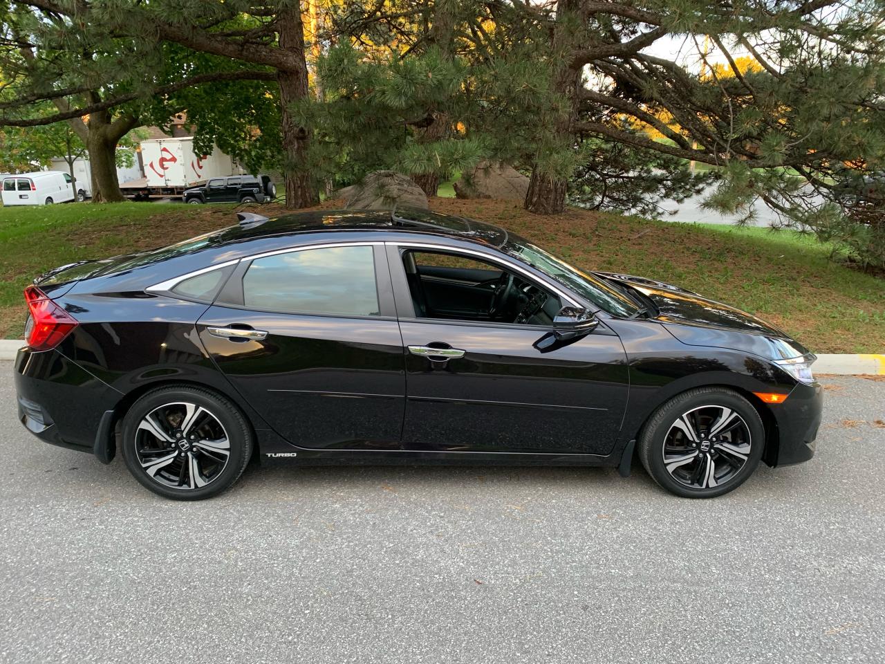 2016 Honda Civic 4dr CVT TOURING-ONLY 43,144KMS!! TOP OF THE LINE!! RARE 6 SPEED MANUAL TRANS.!! - Photo #2