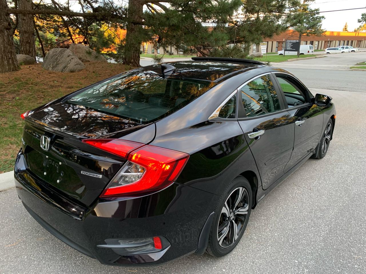 2016 Honda Civic 4dr CVT TOURING-ONLY 43,144KMS!! TOP OF THE LINE!! RARE 6 SPEED MANUAL TRANS.!! Photo2