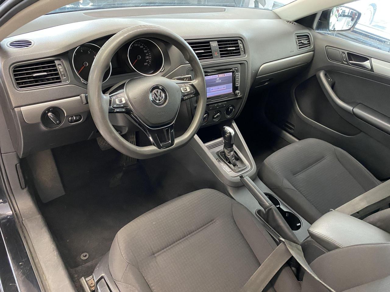 2015 Volkswagen Jetta Trendline+A/C+New Tires+Brakes+Camera+CLEAN CARFAX - Photo #17