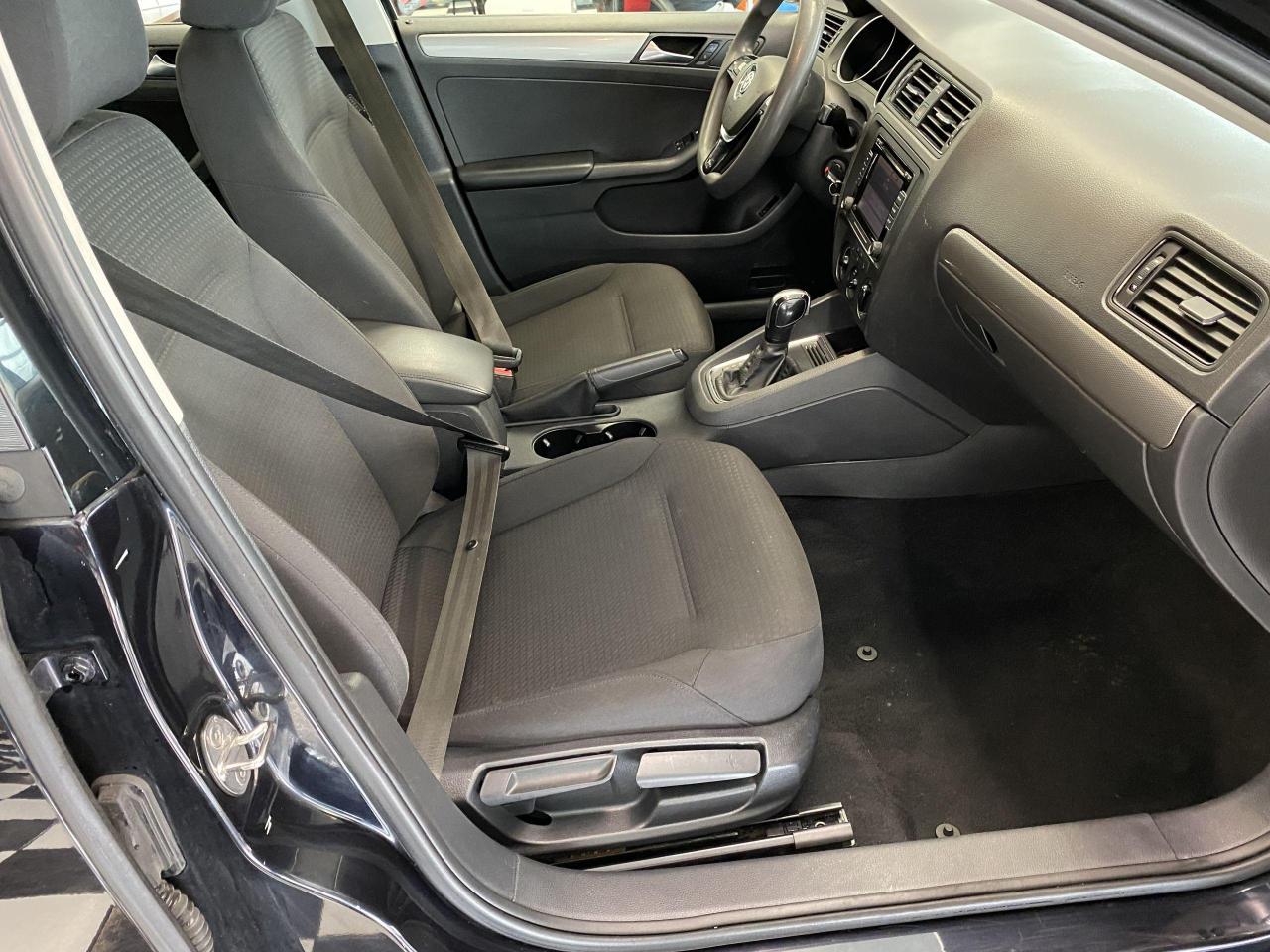 2015 Volkswagen Jetta Trendline+A/C+New Tires+Brakes+Camera+CLEAN CARFAX - Photo #21