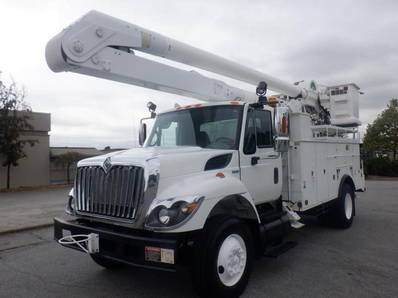 2009 International 7400 Workstar Bucket Truck With Air Brakes Diesel,  9.3L L6 DIESEL engine, 6 cylinder, 2 door, 4X2, cruise control, air conditioning, AM/FM radio, CD player, power door locks, power windows, white exterior, black interior, cloth. Certification and Decal Valid until August 2021. This item is currently OFFSITE. You must register an appointment with our office to schedule an offsite viewing. Appointments must be made a minimum of one business day in advance (and as defined by the days that Repo.com is open for business) before your appointment can be scheduled and confirmed. We may, at our own discretion, instead opt to transport smaller items to Repo.coms main yard for viewing purposes.  $39,930.00 plus $375 processing fee, $40,305.00 total payment obligation before taxes.   Listing report, warranty, contract commitment cancellation fee, financing available on approved credit (some limitations and exceptions may apply). All above specifications and information is considered to be accurate but is not guaranteed and no opinion or advice is given as to whether this item should be purchased. We do not allow test drives due to theft, fraud, acts of vandalism and undetectable impaired driving. Instead we provide the following benefits: Complimentary Warranty (with options to extend), Limited Money Back Satisfaction Guarantee on Fully Completed Contracts, Contract Commitment Cancellation, and an Open-Ended Sell-Back Option. Ask seller for details or call 604-522-REPO(7376) to confirm listing availability.