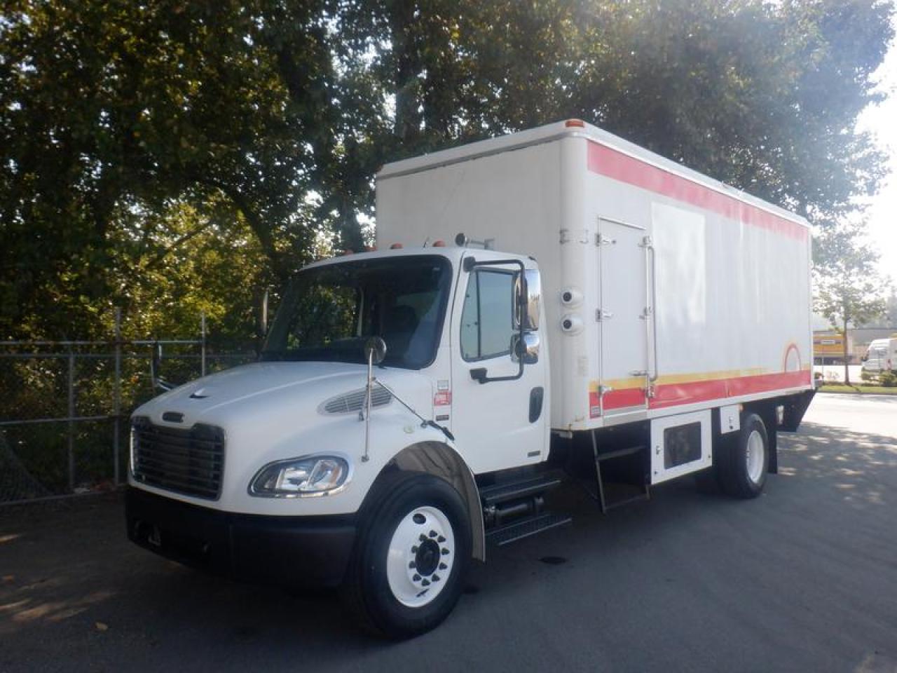 Used 2007 Freightliner M2 106 MEDIUM DUTY 26 Foot Refrigerated Cube Van With Ramp Air Brakes Diesel for sale in Burnaby, BC