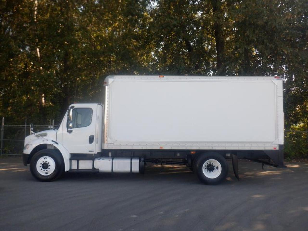 Used 2011 Freightliner M2106 18 foot Cube Van With Ramp Air Brakes Diesel for sale in Burnaby, BC