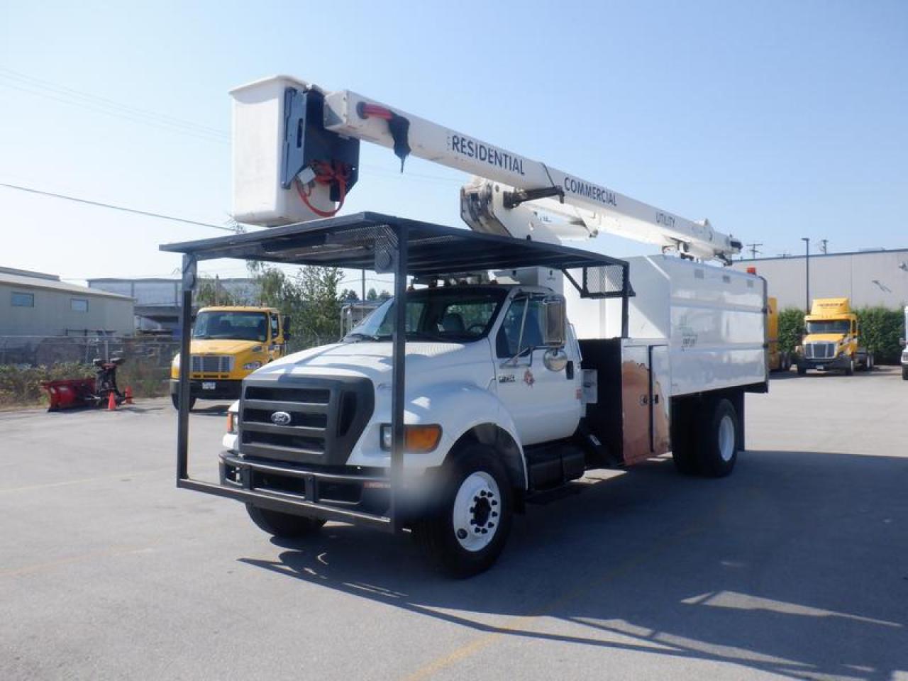 Used 2010 Ford F-750 Tree Chipper Dump 2WD Bucket Truck Diesel Air Brakes for sale in Burnaby, BC