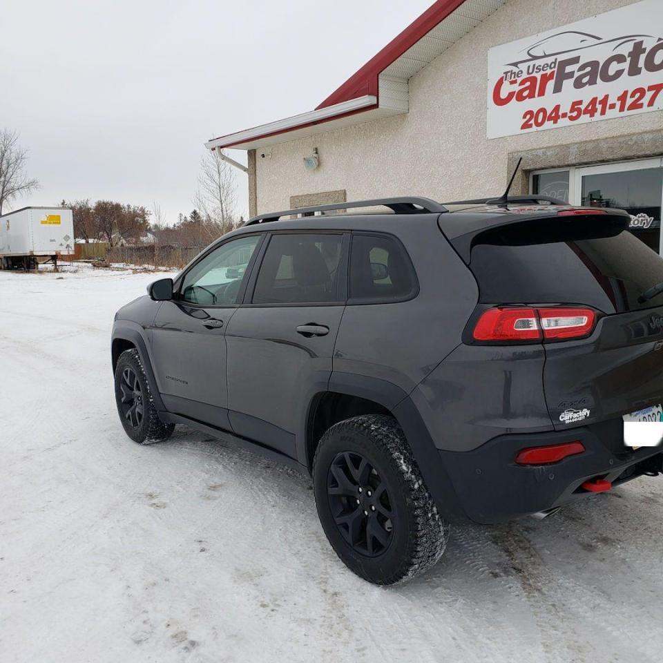 2015 Jeep Cherokee Low Km, Parks it self, Adaptive Cruise, - Photo #2