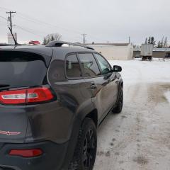 2015 Jeep Cherokee Low Km, Parks it self, Adaptive Cruise, - Photo #3