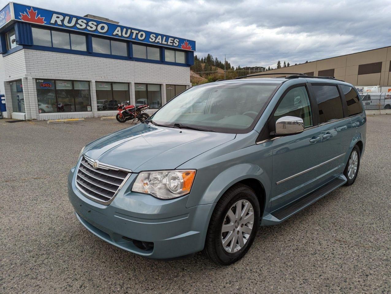 2010 Chrysler Town & Country Touring, Power Doors, Leather