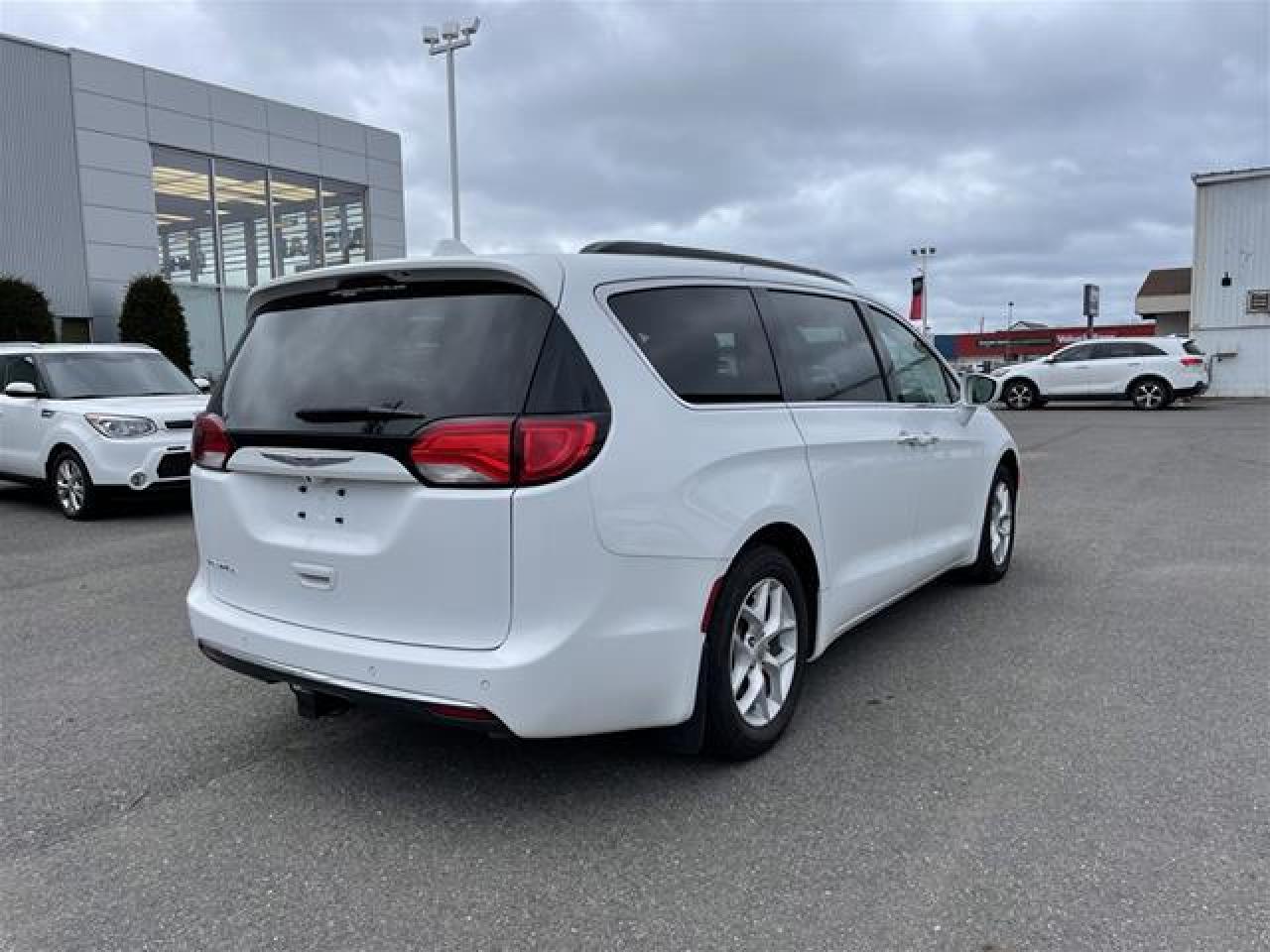 2018 Chrysler Pacifica Touring Plus Photo4