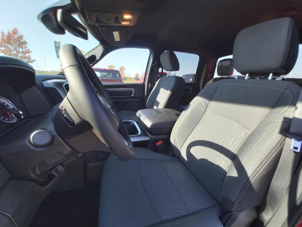 2022 RAM 1500 Classic SLT Photo4