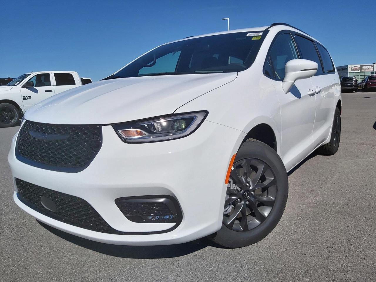 2022 Chrysler Pacifica Touring Photo2