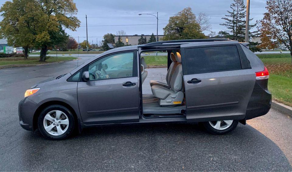 2011 Toyota Sienna 5dr V6 7-Pass FWD - Photo #4