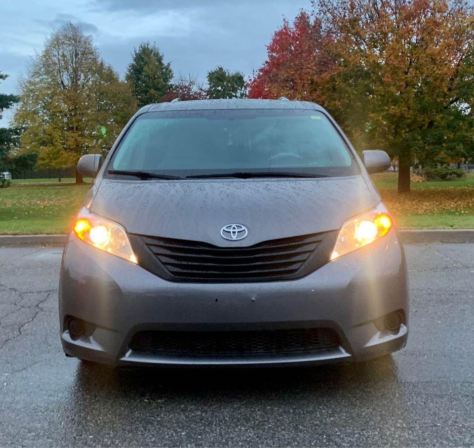 2011 Toyota Sienna 5dr V6 7-Pass FWD - Photo #8