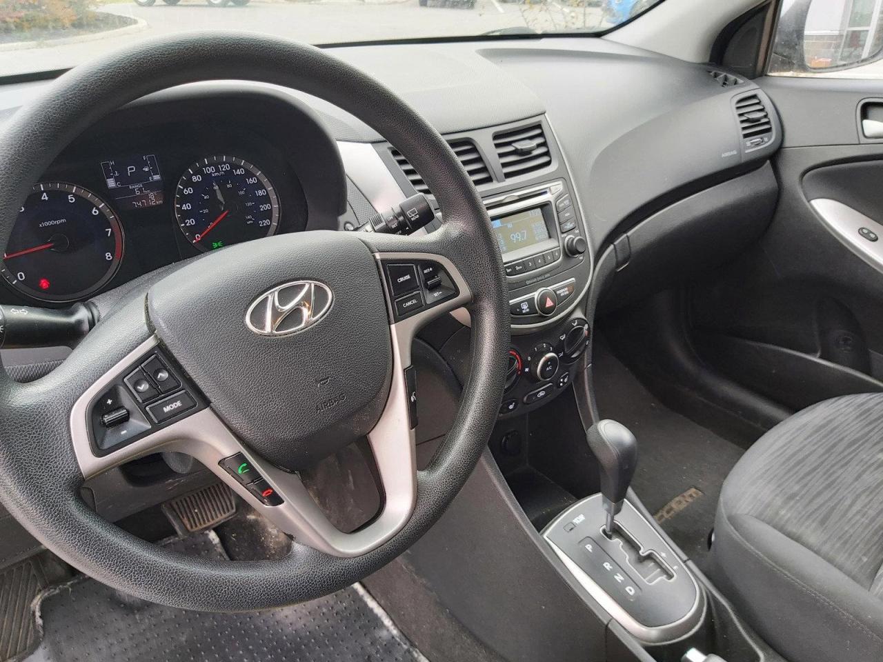 2017 Hyundai Accent GL Photo3