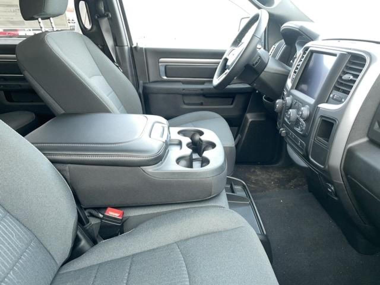 2022 RAM 1500 Classic WARLOCK Photo3