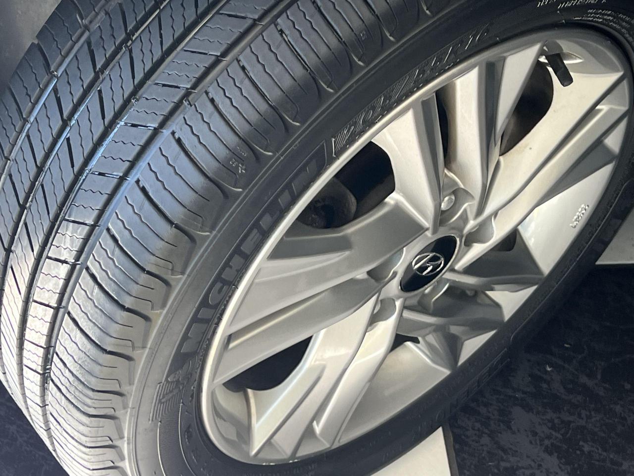 2020 Hyundai Elantra Preferred+ApplePlay+Blind Spot+Camera+CLEAN CARFAX Photo12