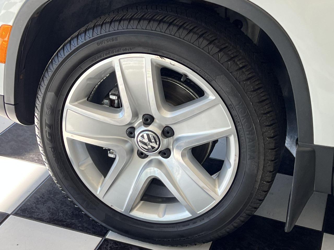 2015 Volkswagen Tiguan Comfortline 4Motion AWD+Camera+Roof+CLEAN CARFAX - Photo #49