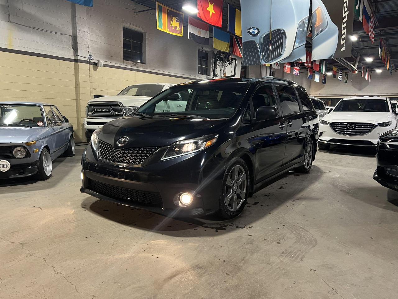 2017 Toyota Sienna 5DR SE 8-PASS FWD - Photo #1