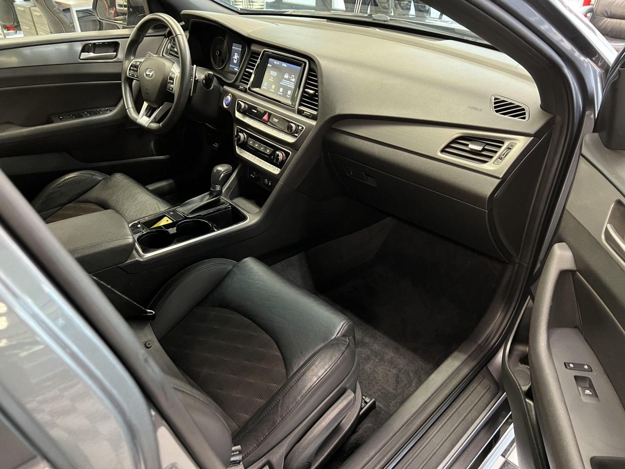 2018 Hyundai Sonata Sport+Roof+ApplyPlay+Camera+BlindSpot+CLEAN CARFAX Photo20