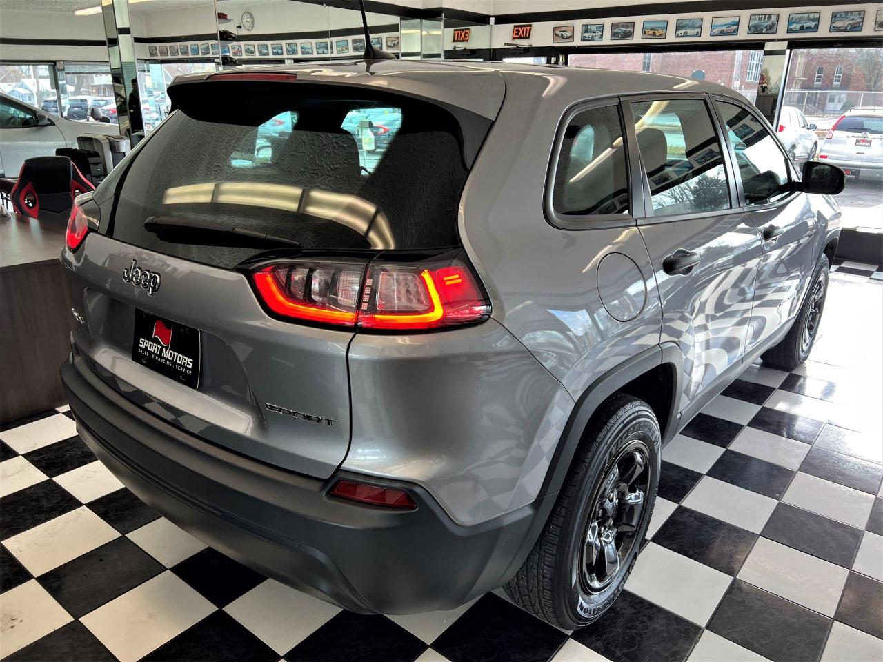 2019 Jeep Cherokee SPORT 4x4+ApplePlay+Camera+HeatedSeats+CLEANCARFAX - Photo #4
