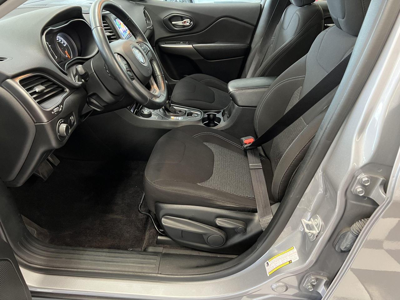 2019 Jeep Cherokee SPORT 4x4+ApplePlay+Camera+HeatedSeats+CLEANCARFAX - Photo #17