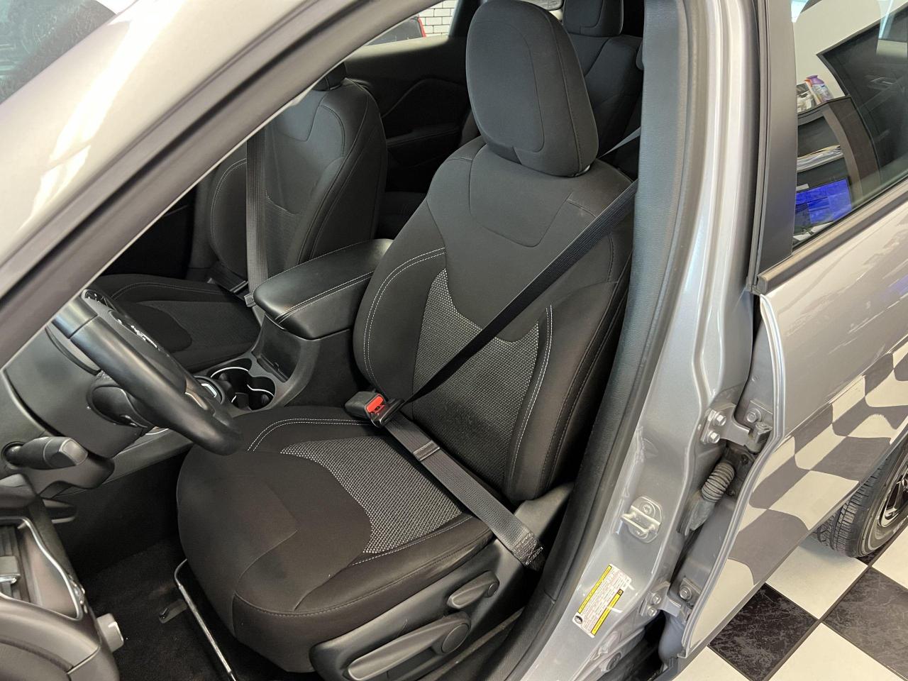 2019 Jeep Cherokee SPORT 4x4+ApplePlay+Camera+HeatedSeats+CLEANCARFAX - Photo #19