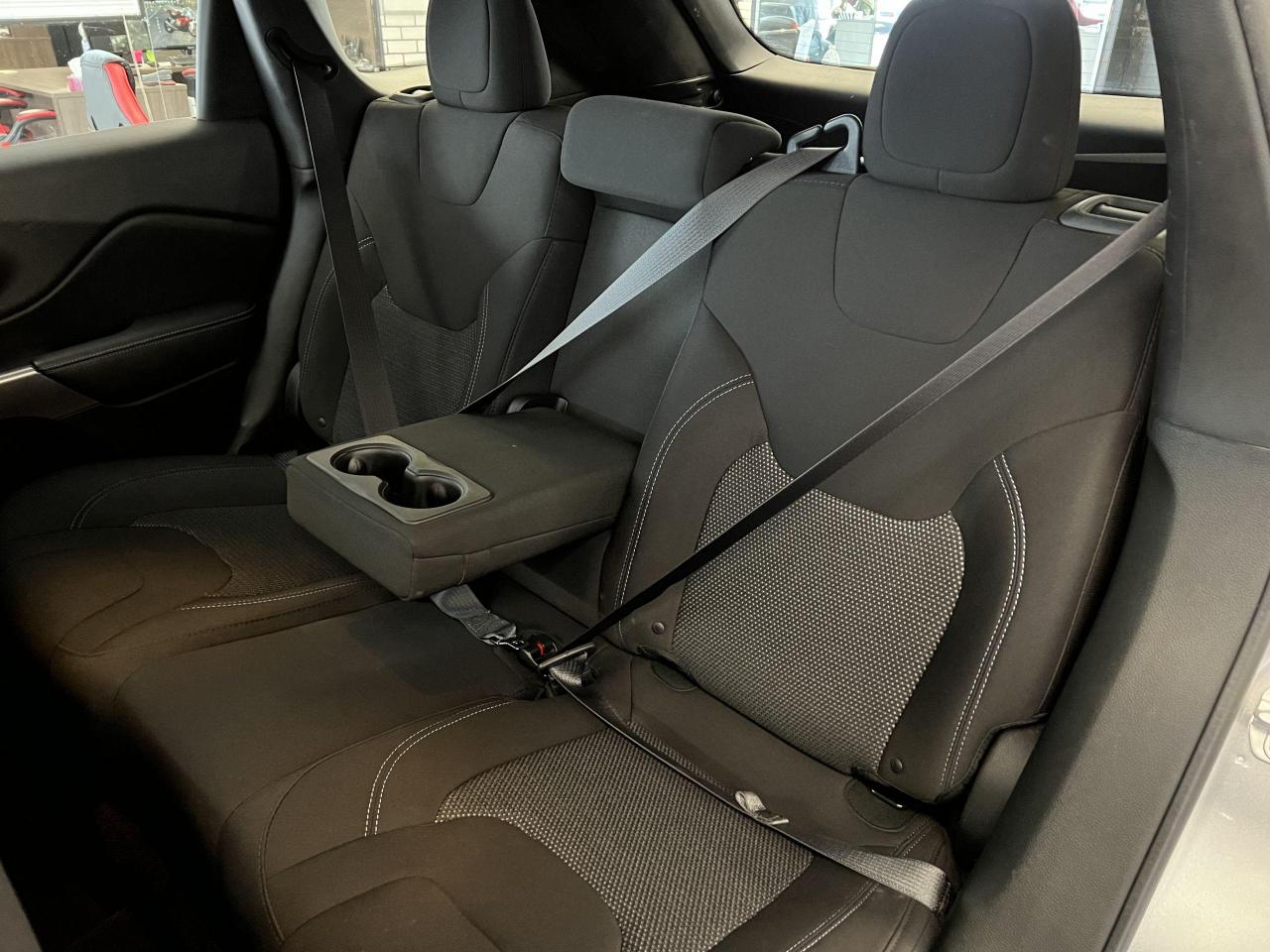 2019 Jeep Cherokee SPORT 4x4+ApplePlay+Camera+HeatedSeats+CLEANCARFAX - Photo #24