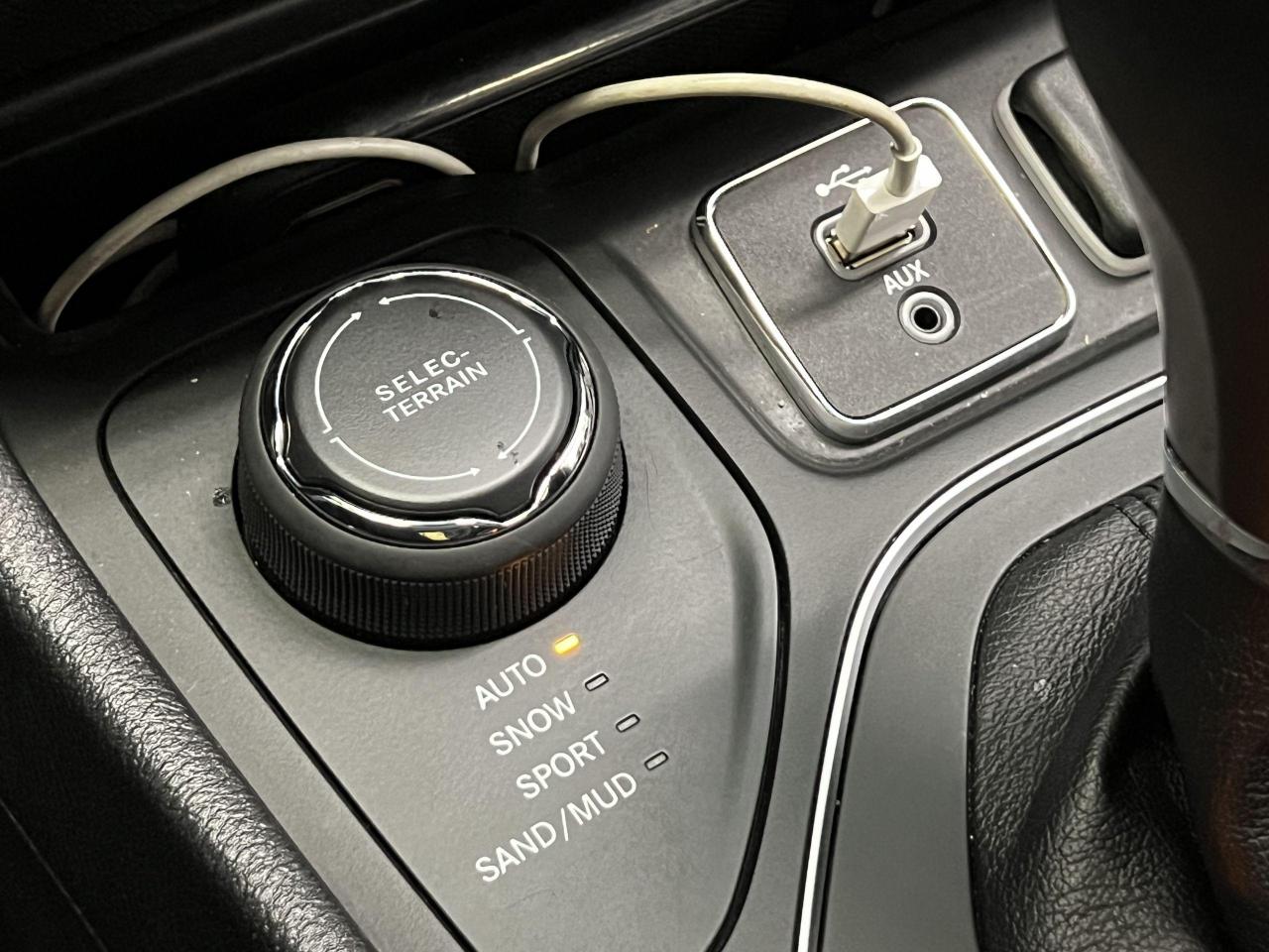2019 Jeep Cherokee SPORT 4x4+ApplePlay+Camera+HeatedSeats+CLEANCARFAX - Photo #38